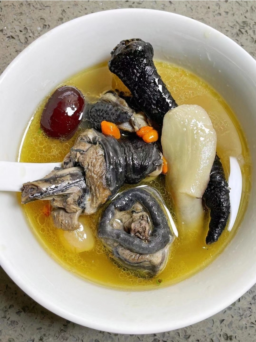 滋补乌鸡汤口感清甜,益气补血.此汤汤鲜味美,养颜滋润,做法简单快手