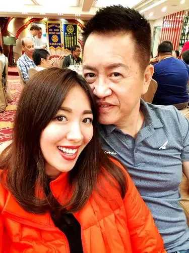 最近,39岁的"美胸皇后"刘伊心,和64岁的老公林志隆,差点就签了离婚