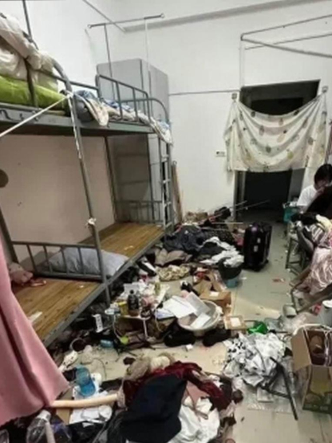 这个宿舍简直就是个猪窝,杂乱无章到让人无法忍受的地步,居然没有一个