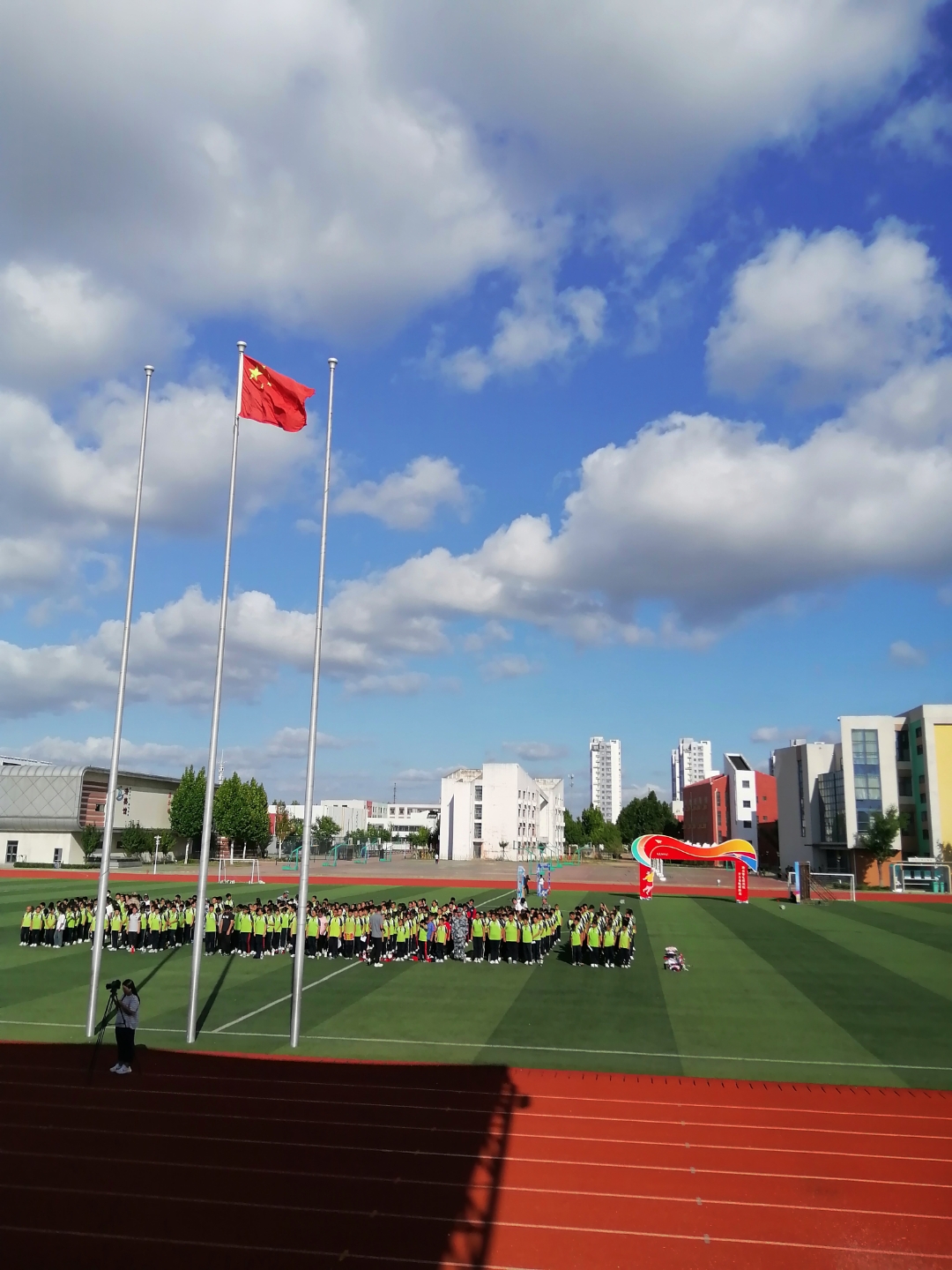 最近中考和高考一结束,父母和孩子的矛盾就突显出来