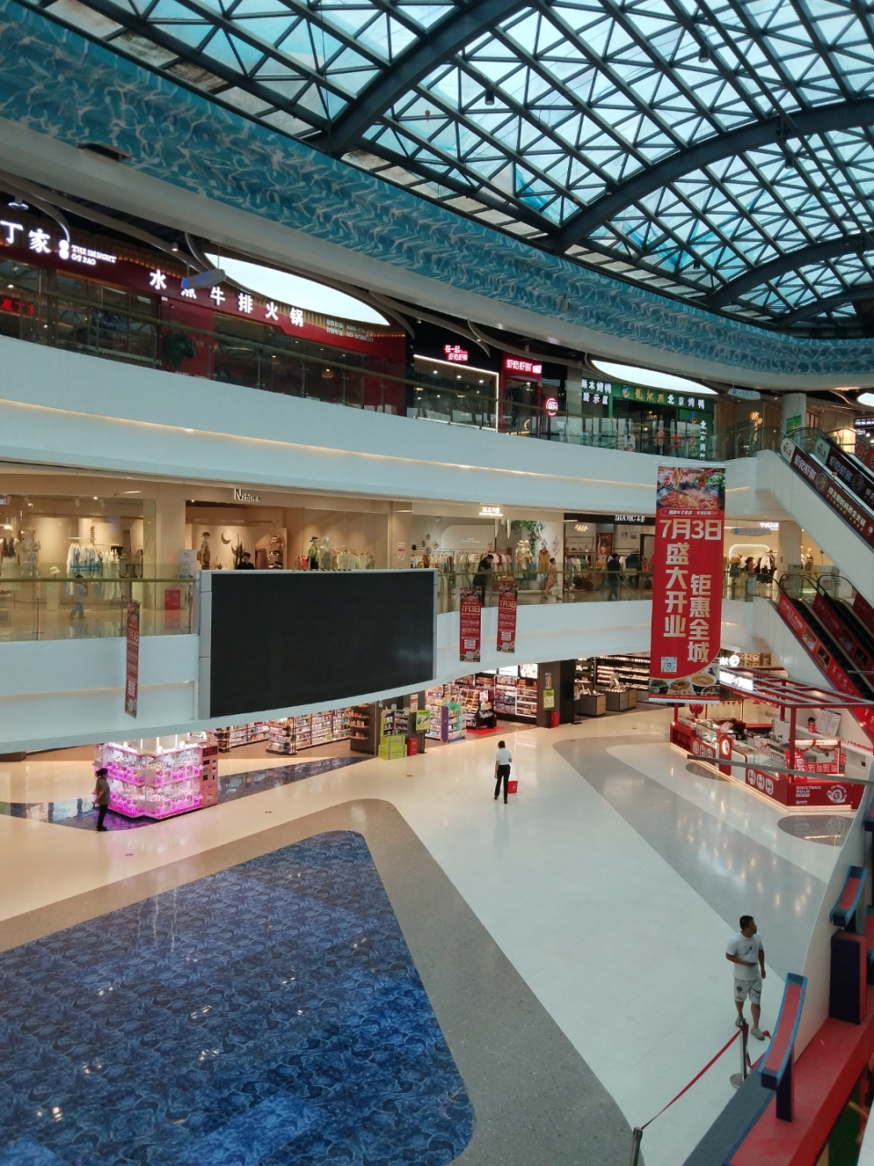 如果将新世纪作为开州城区中心,假日国际的位置多多少少还是显得有点