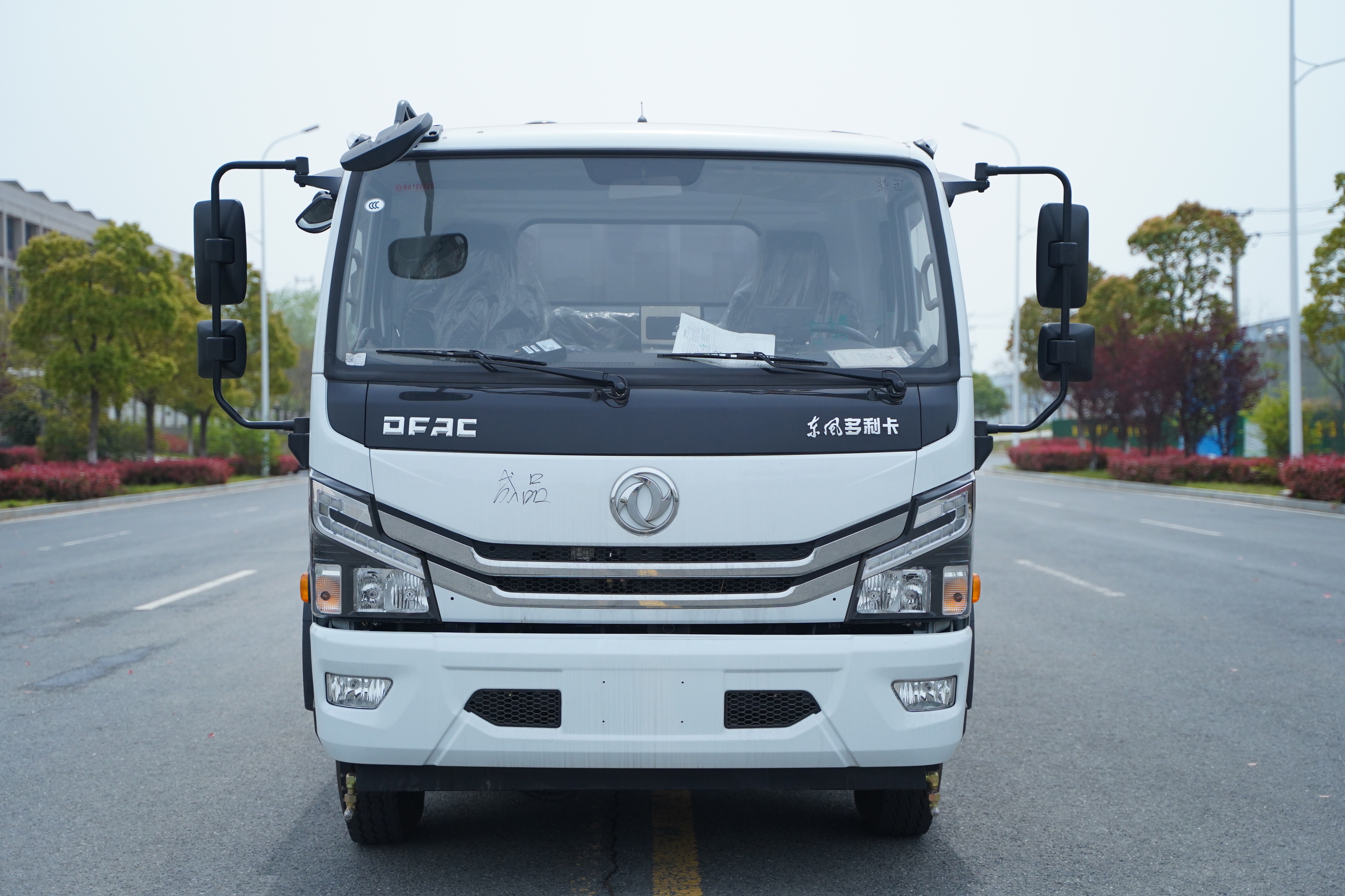 02    东风多利卡d7多功能洗扫车,新款b19全翻豪华驾驶室,3800mm