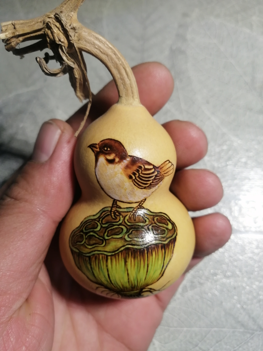 在那苍茫的时光里,一只烙画麻雀,于火与墨的交融中重生