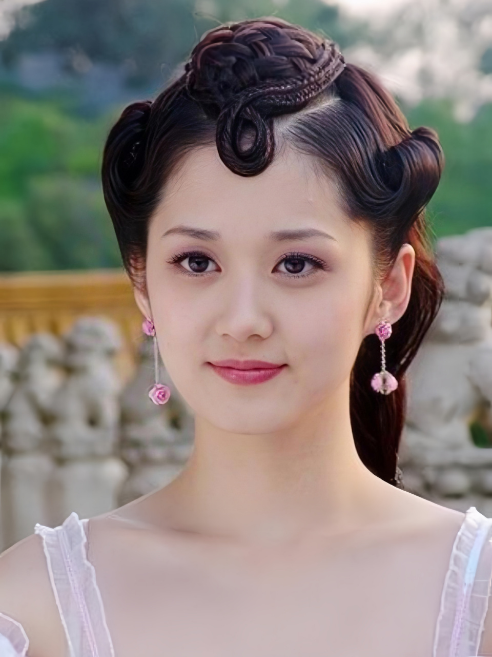 张娜拉是一位备受尊敬的韩国艺人,她的美丽和气质成为了很多人心中的