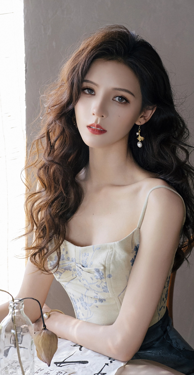 张予曦是一位成功的演员,她不仅拥有甜美的外表,还有出色的表演技巧和