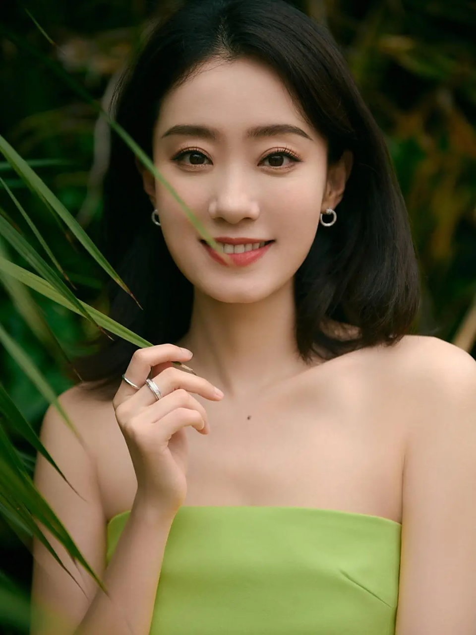 身穿橘色抹胸长裙的张小斐,好美!