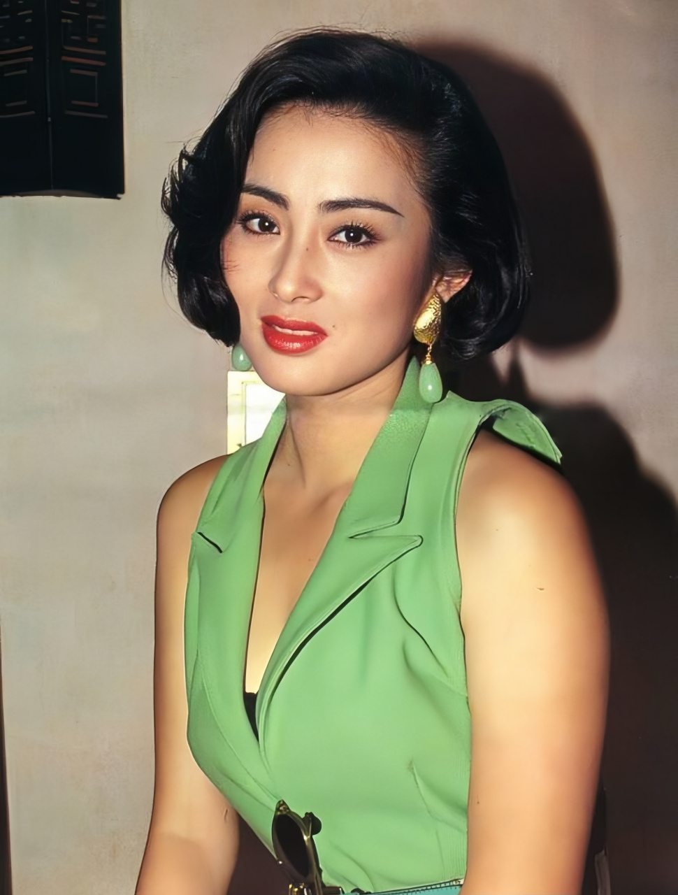 出生于1968年的张敏是香港电影圈的女演员和制片人,因出演电影《倚天
