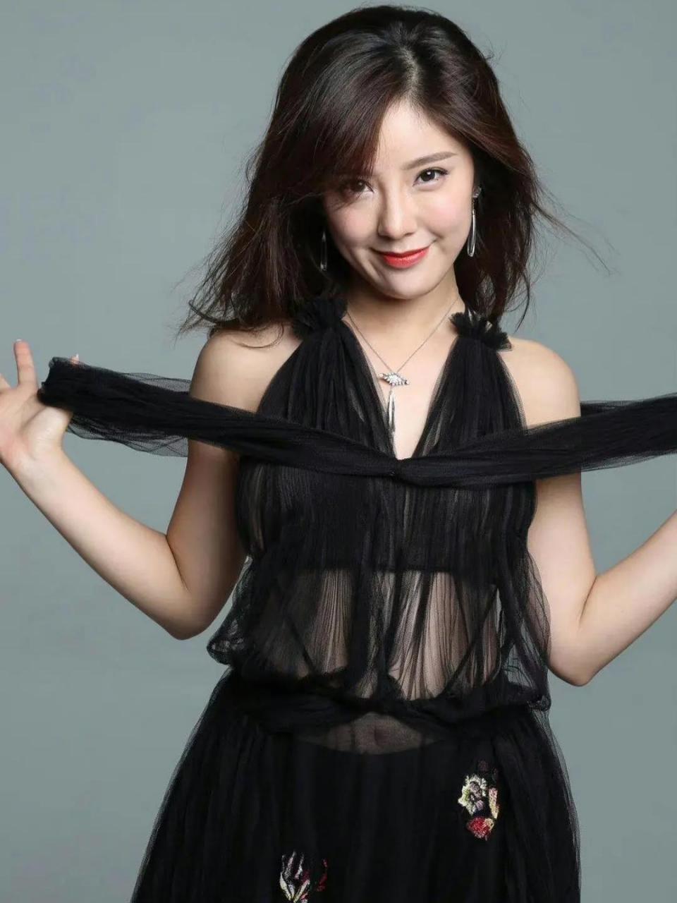 赵奕欢确实是一个非常漂亮的女性,她的身体曲线非常优