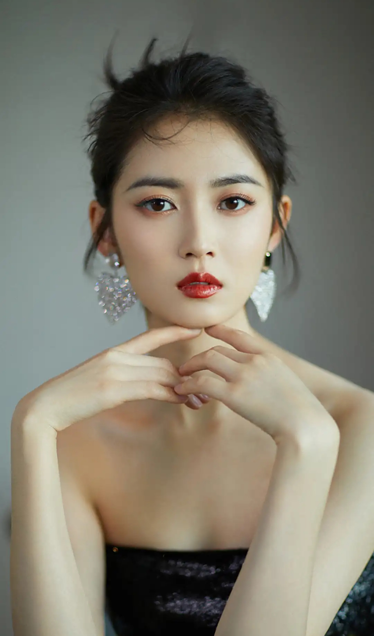 陈钰琪长相英气十足,只要略施粉黛,就已经非常好看了.