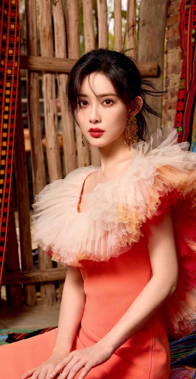 孟子义的五官非常精致,很多地方都好看得不像普通人.