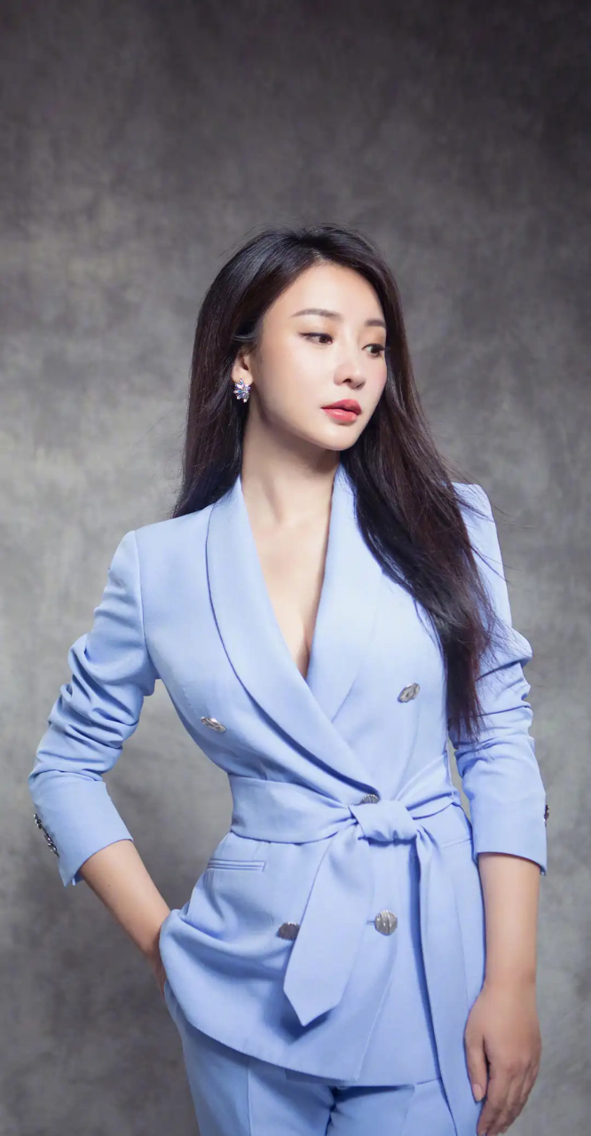 柳岩的西装大片呈现出一种优雅,知性的氛围,同时也透露出一种高级时尚