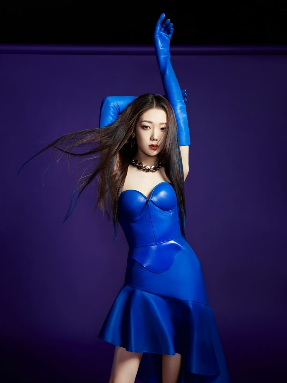 一袭蓝色抹胸皮裙的希林娜依·高,凹凸有致的好身材丰满傲人,白皙水嫩