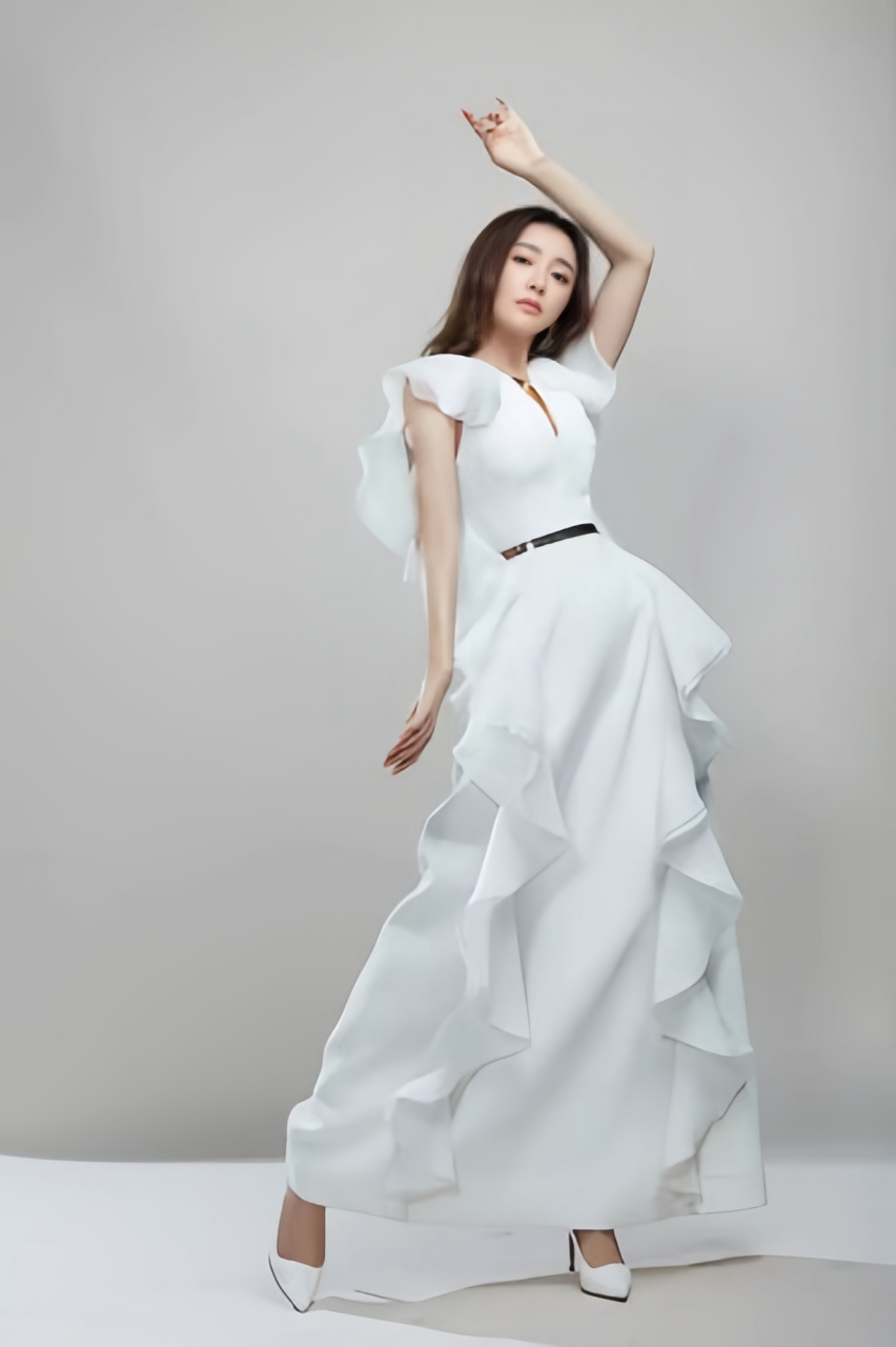 秦岚是一个非常漂亮的女性,她身穿白色抹胸裹身连衣裙,展现了她优美的