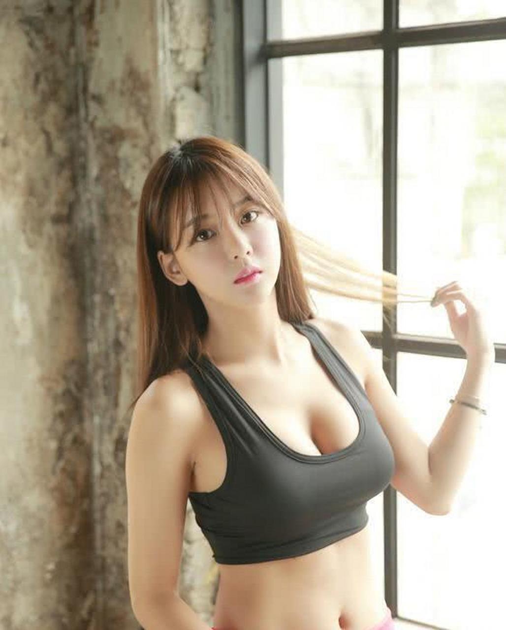 她的外貌和身材都是她备受关注的原因.