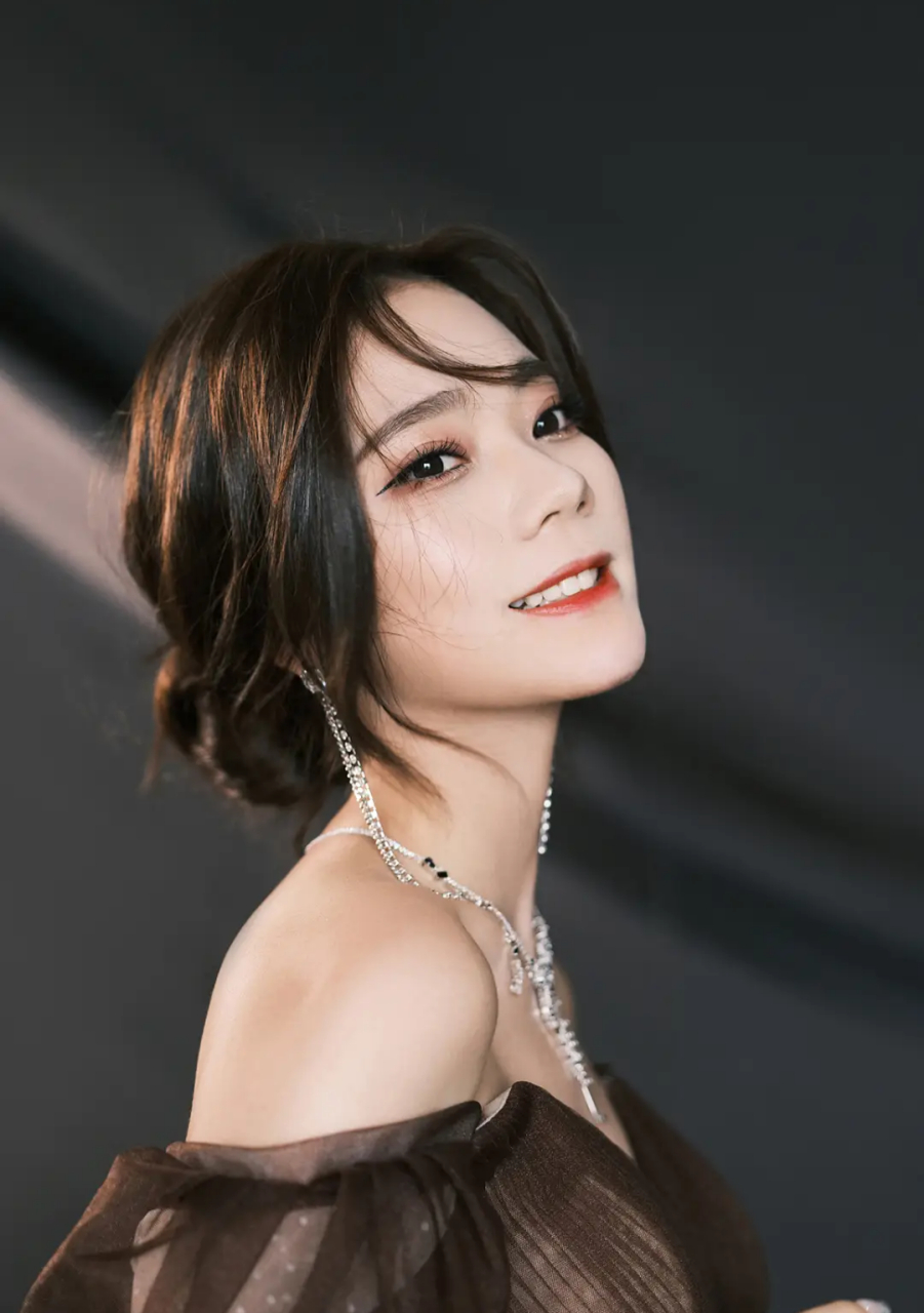 侧身拍照是一种能够突出女性曲线美的姿势,特别是在