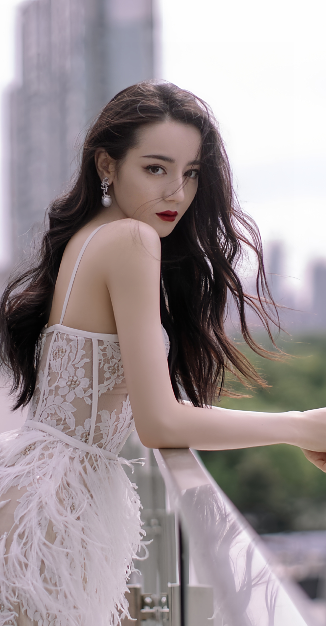 迪丽热巴的吊带连衣裙写真惊艳到我了,她的皮肤白皙到夸张,展现了美丽