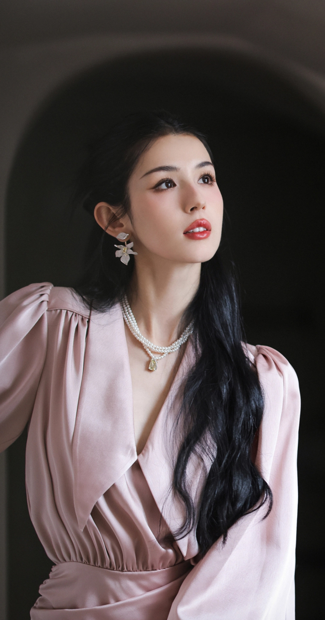 女明星哈妮克孜的粉色造型确实令人难以忘怀.