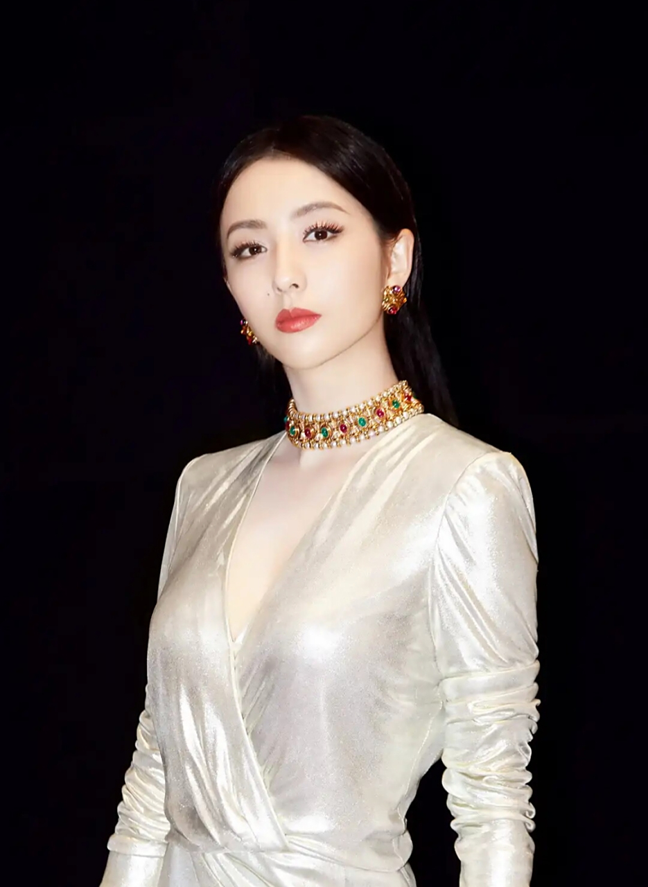 佟丽娅小名叫丫丫,是一位非常美丽的女演员,她的身体曲线和衣品都非常