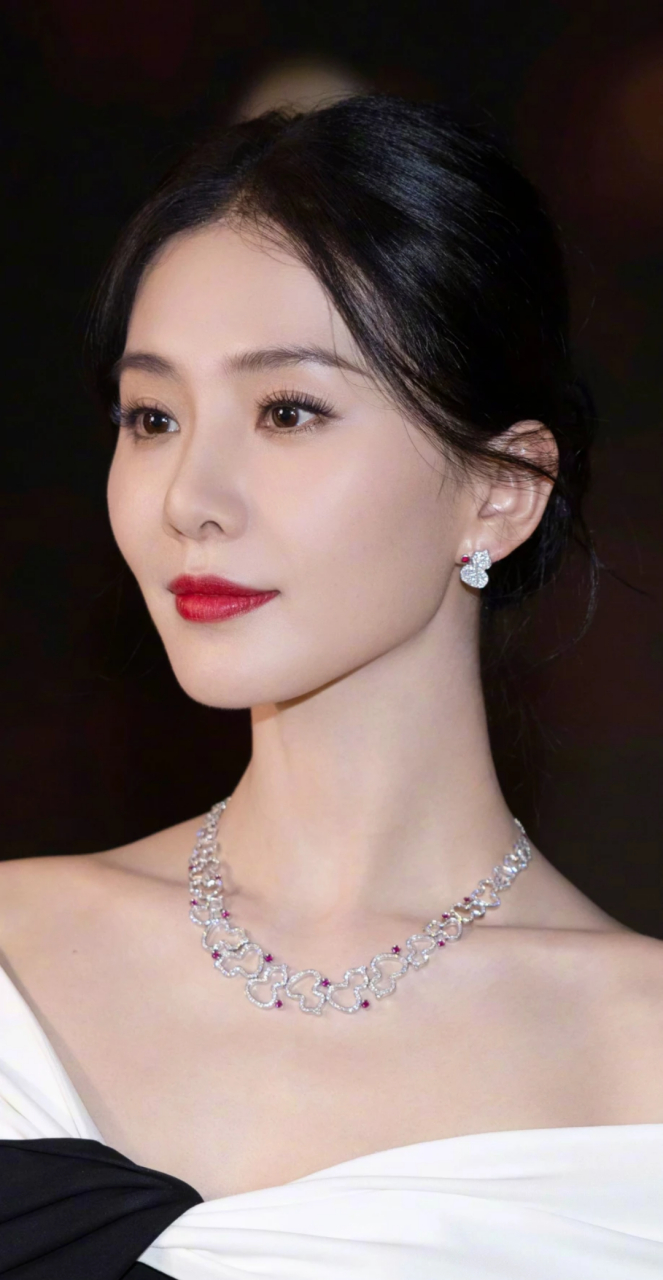 刘诗诗真是完美展现了东方美人的温柔大方和极具魅力.