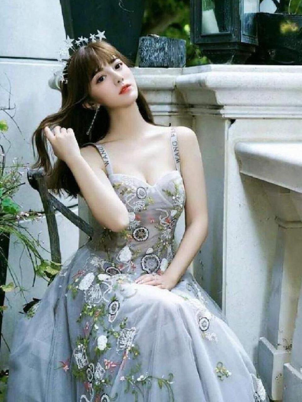 藏族之星:美丽的阿兰·达瓦卓玛,拥有傲人的身姿,五官精致甜美,迷人的