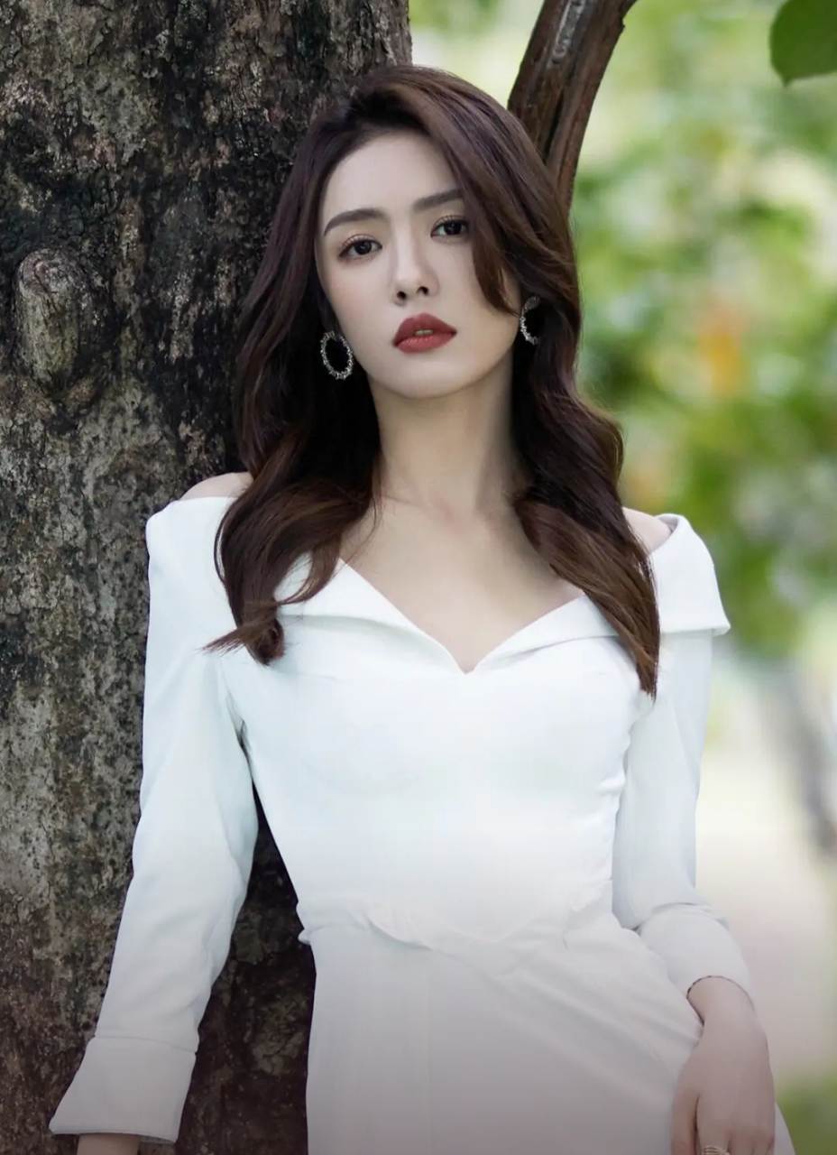 她的造型真是巧妙地突出了她修长挺拔的身材.