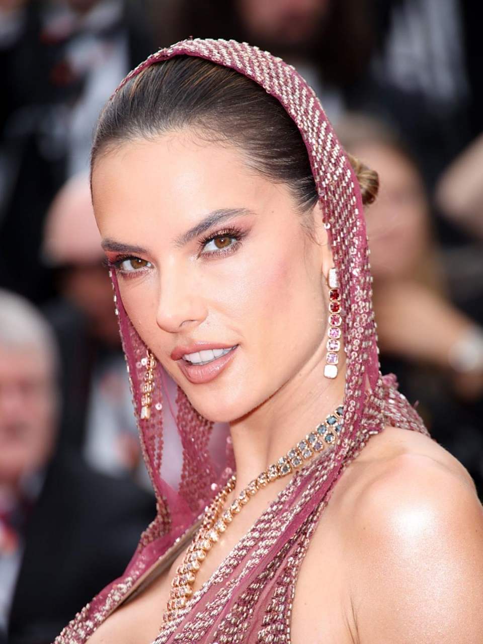 亚历山大·安布罗休是一名巴西女演员和模特,出生于1981年4月11日.