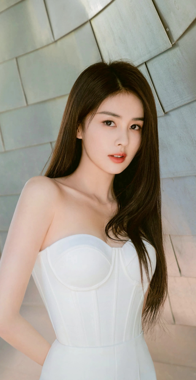 白鹿穿白色低胸裙出席活动,性感而有风情.