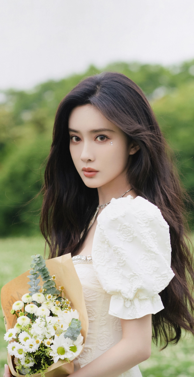 孟子义是一位很出色的演员,她的五官长相清丽可人,因此她在穿搭方面也