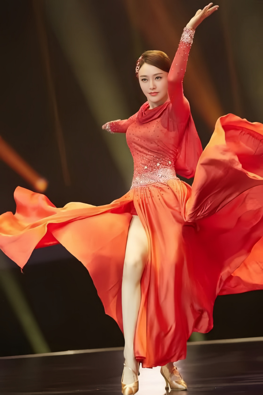 秦岚是一个非常漂亮的女性,她身穿白色抹胸裹身连衣裙,展现了她优美的