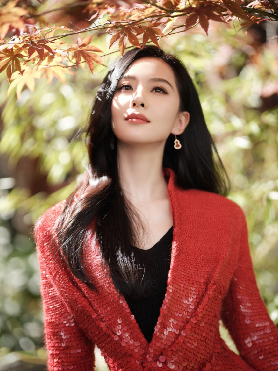 刘诗诗演绎红色魅惑,亮片套装写真尽显唯美时尚!#动态连更挑战