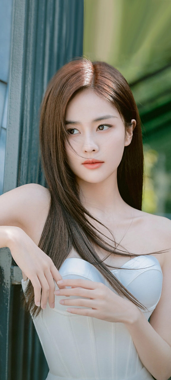 白鹿穿白色低胸裙出席活动,性感而有风情.