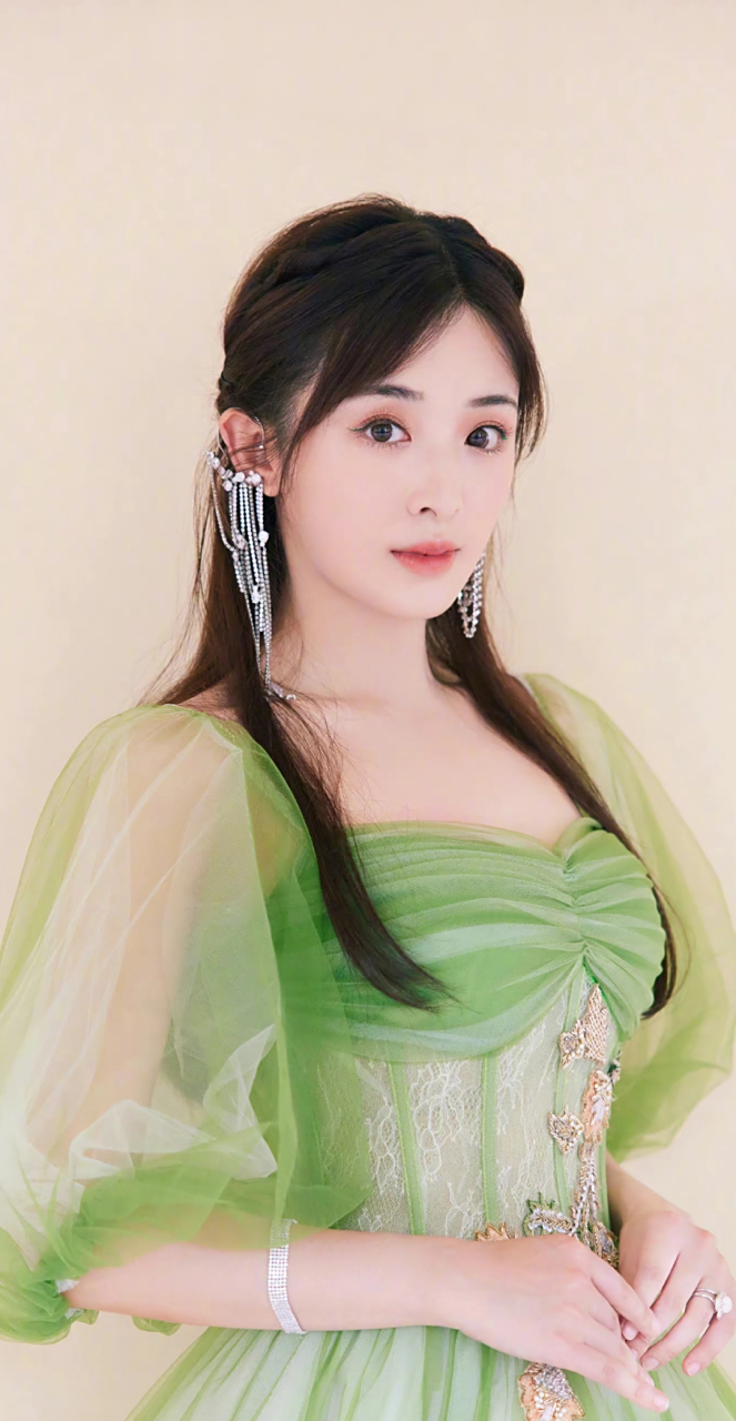 张含韵的写真曝光,身穿绿色纱裙甜笑如仙子,感觉宛如回到了十八岁.