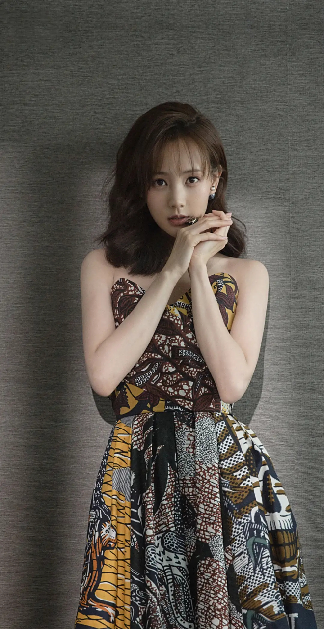 李一桐身穿复古印花抹胸裙看着甜美可人,穿着这样的礼服,李一桐看起来