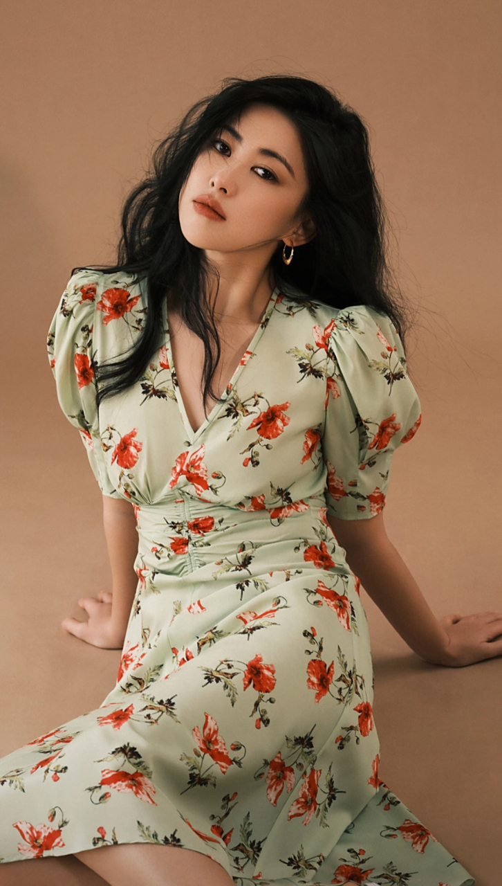 朱珠是一位出色的演员,她的连衣裙风格多变,既清新自然,又充满性感.