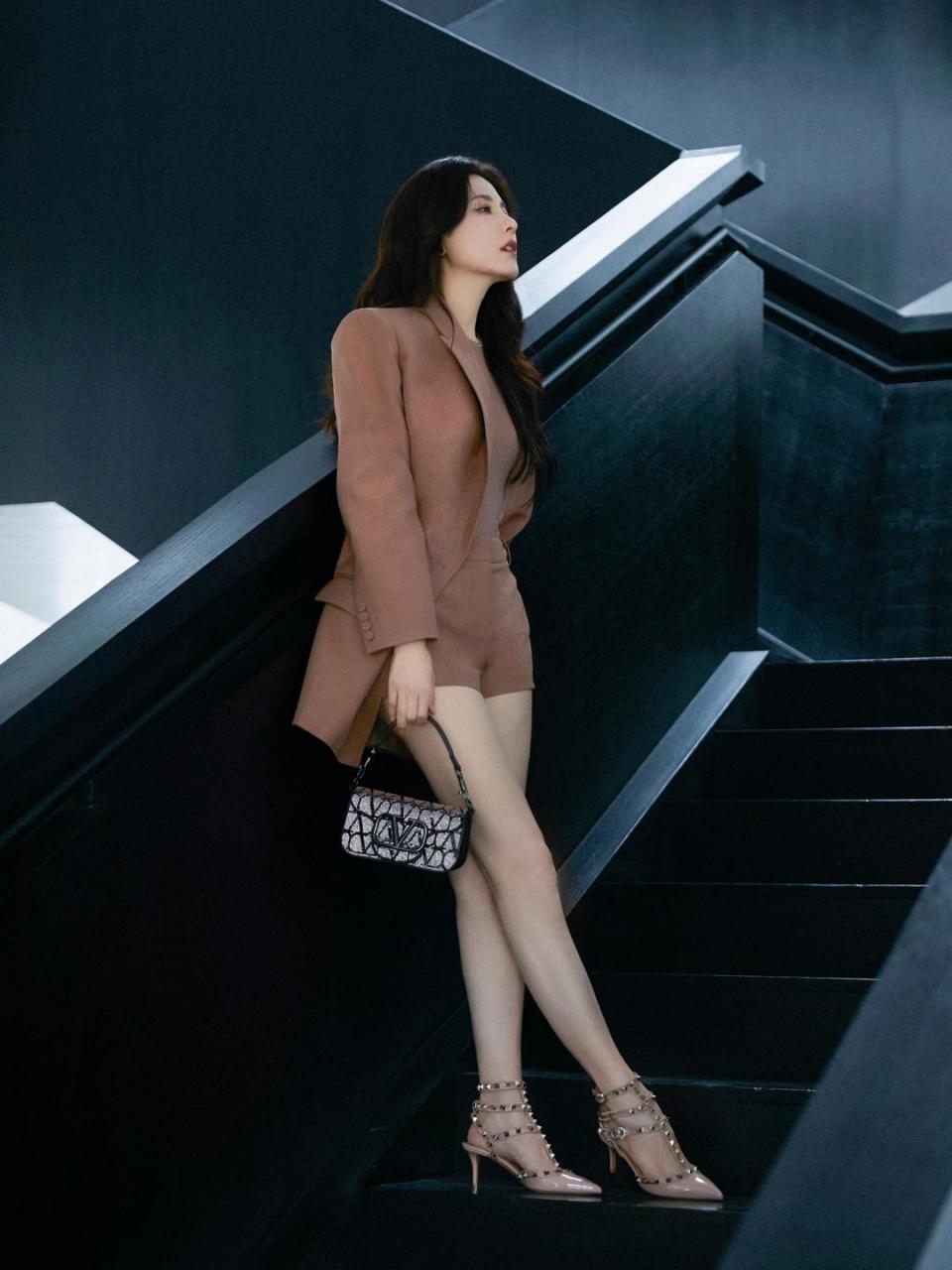 成熟御姐曾黎的腿,比那些腿模的腿还要精致,又白又嫩,光滑细腻线条美!