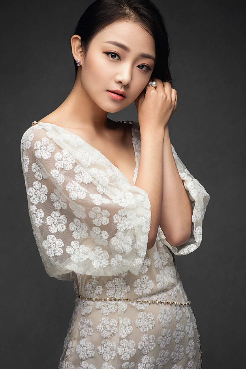 吴佳怡是一位非常出色的演员,她在表演方面的天赋和才华备受认可.