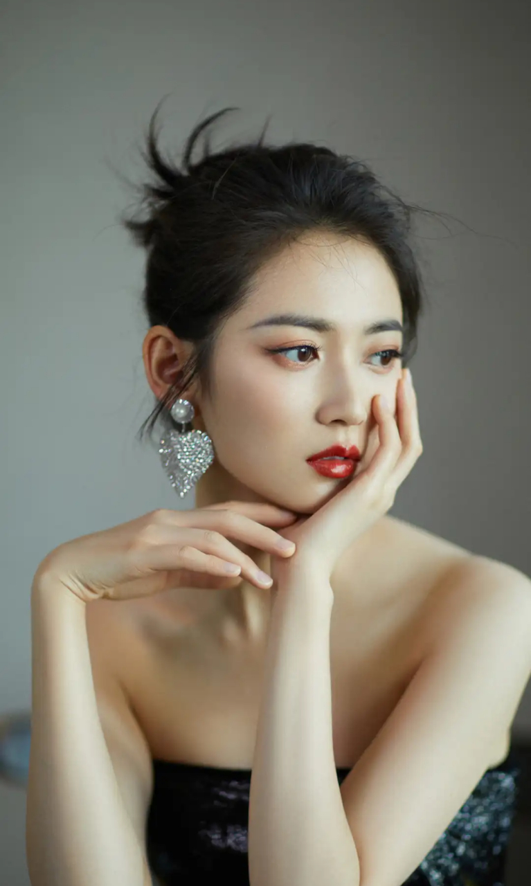 陈钰琪长相英气十足,只要略施粉黛,就已经非常好看了.