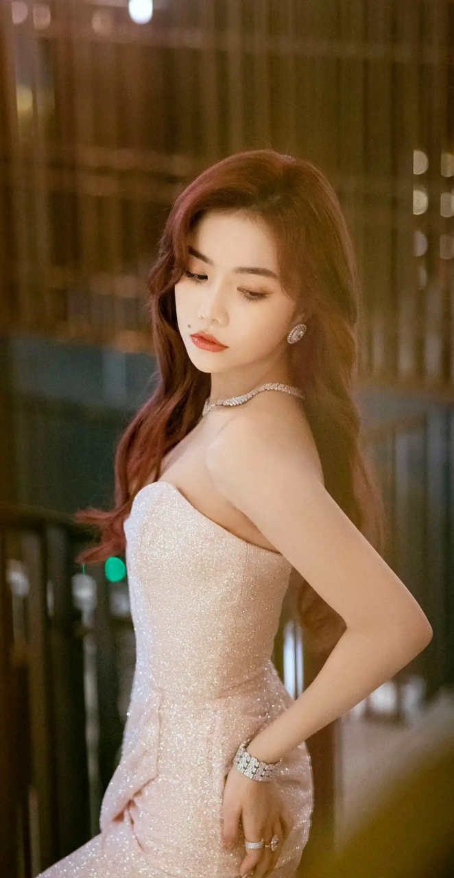 安崎,原名陈雅馨,是中国内地的一位女歌手,女子组合hickey喜祺的成员.