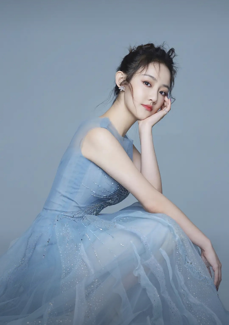 吴佳怡是一位非常出色的演员,她在表演方面的天赋和才华备受认可