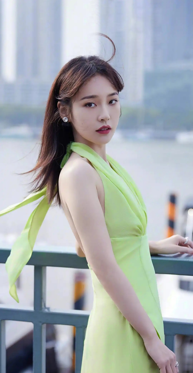 牛油果绿挂脖长裙的选择展现出了她的清新风格,开叉