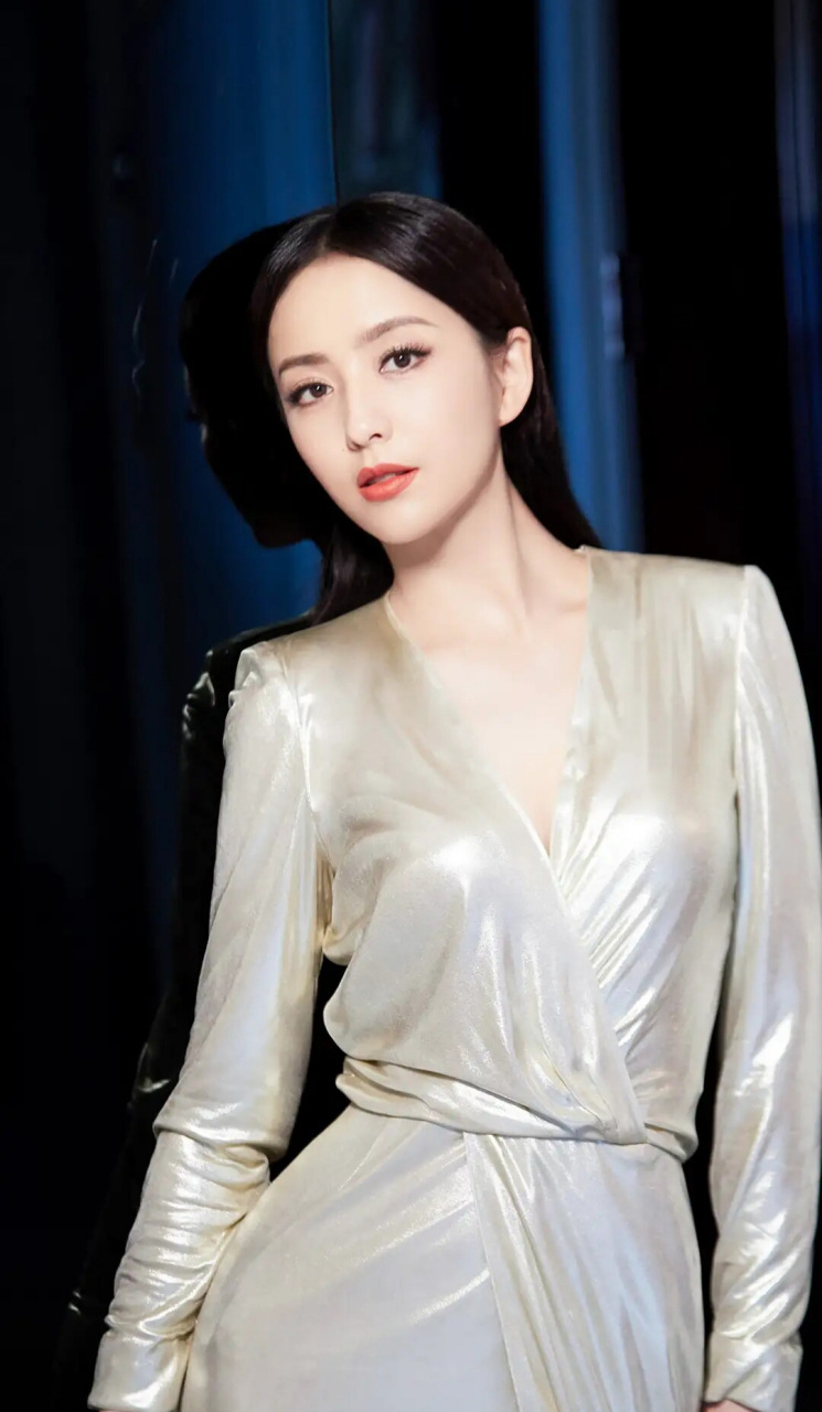 佟丽娅小名叫丫丫,是一位非常美丽的女演员,她的身体曲线和衣品都非常