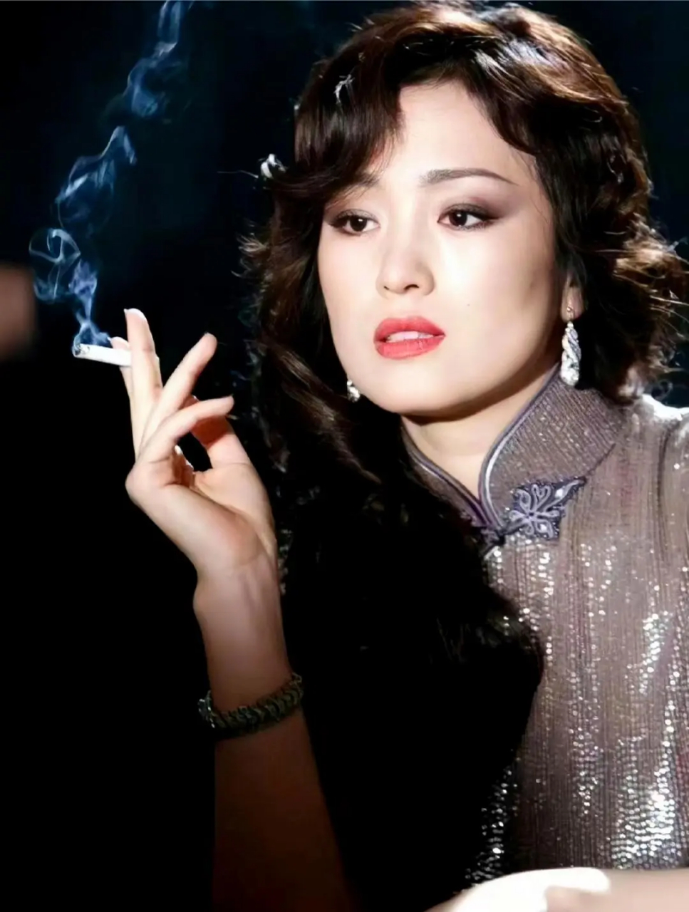 会抽烟的女人,大都是一个有故事的人,也许她就有一本厚厚小说!