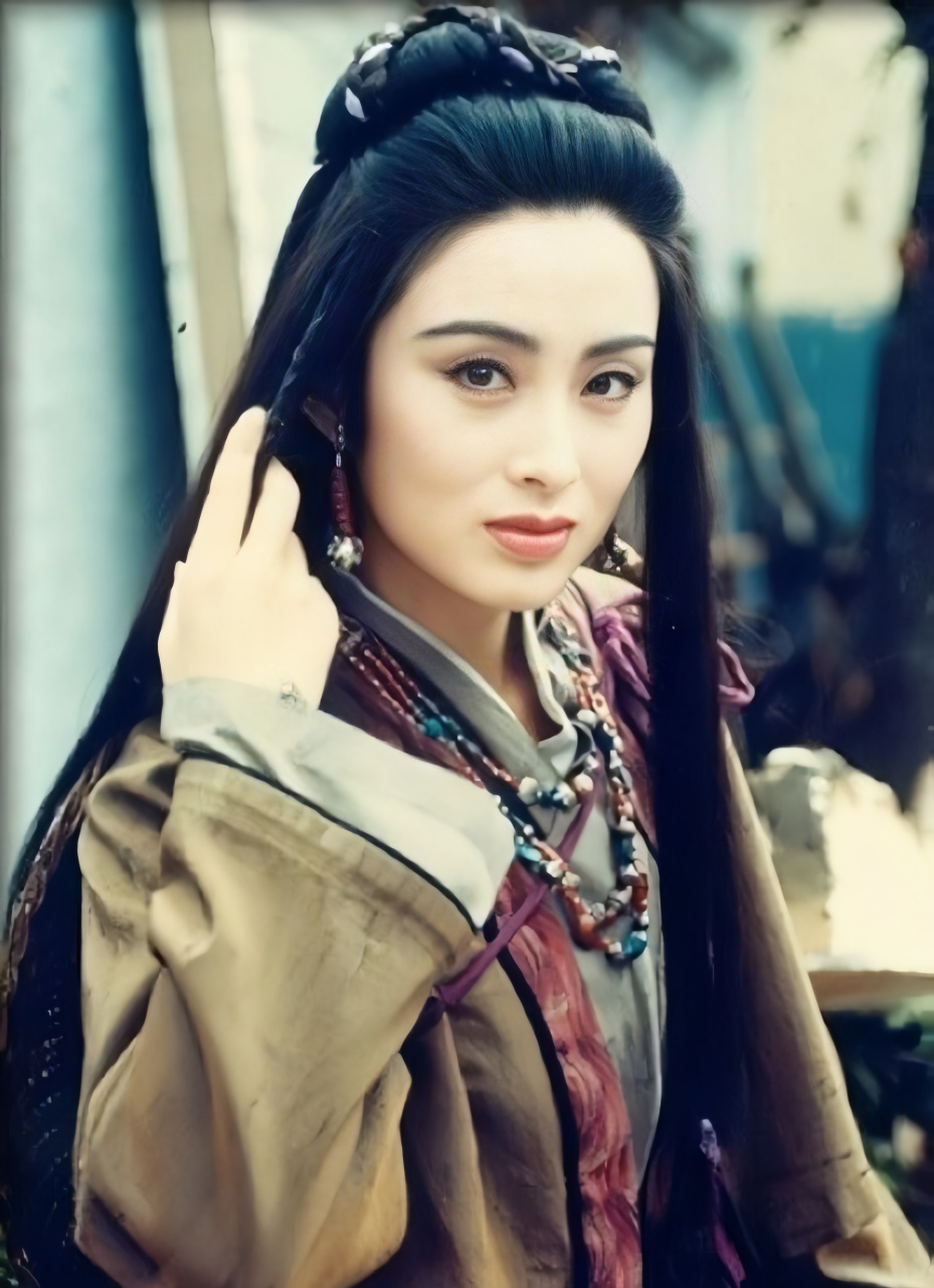 出生于1968年的张敏是香港电影圈的女演员和制片人,因出演电影《倚天