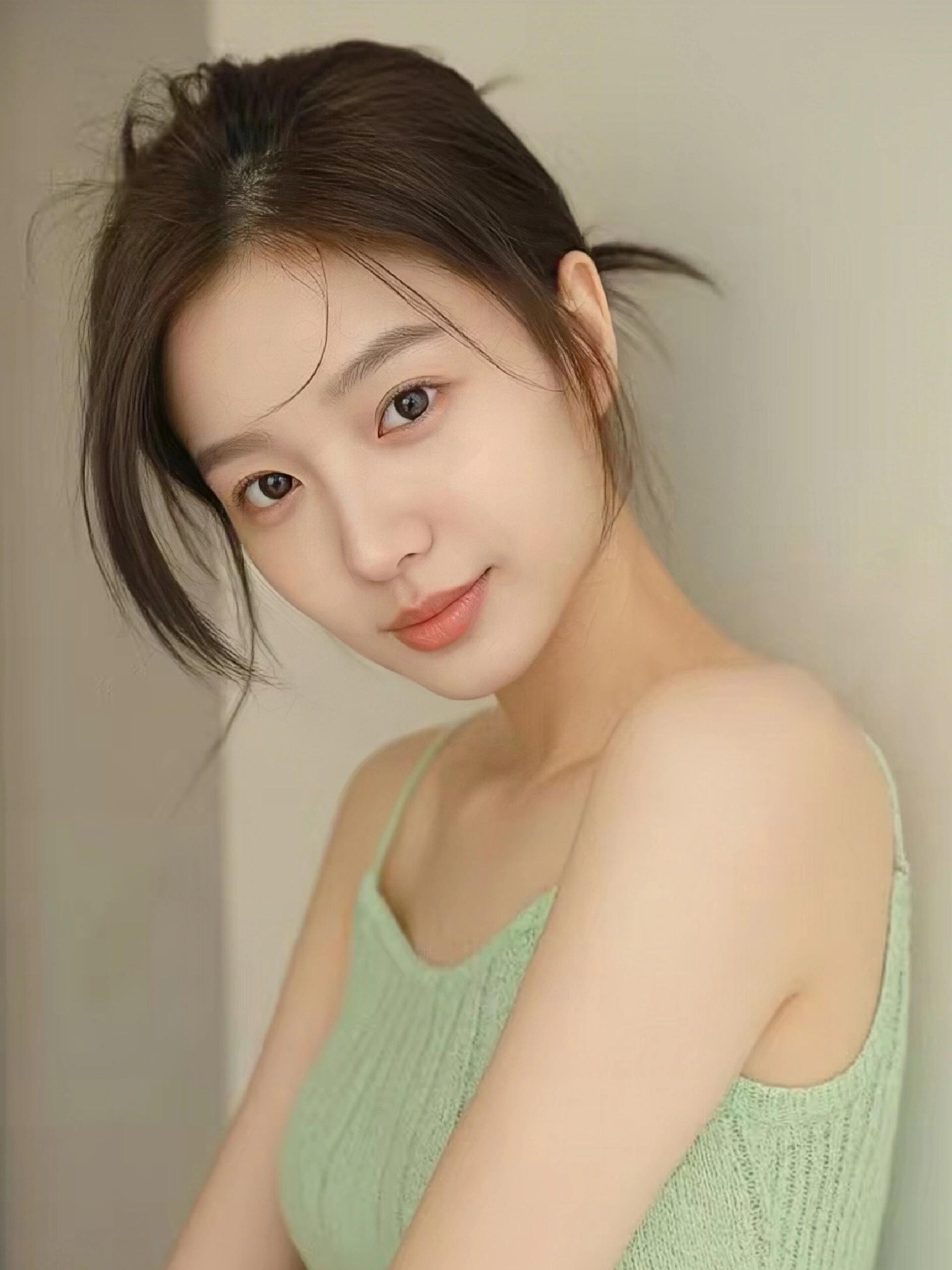 她有着宽阔的额头,彰显着聪慧与自信