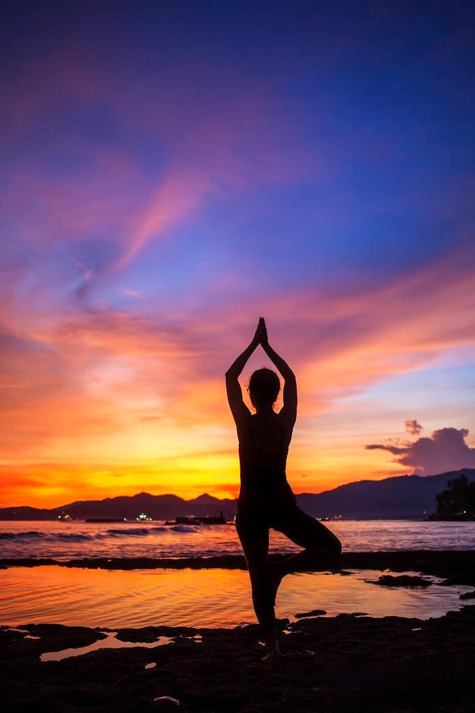 遥望是秦山.鸿雁乘风何极?穷居上,勿须叹!