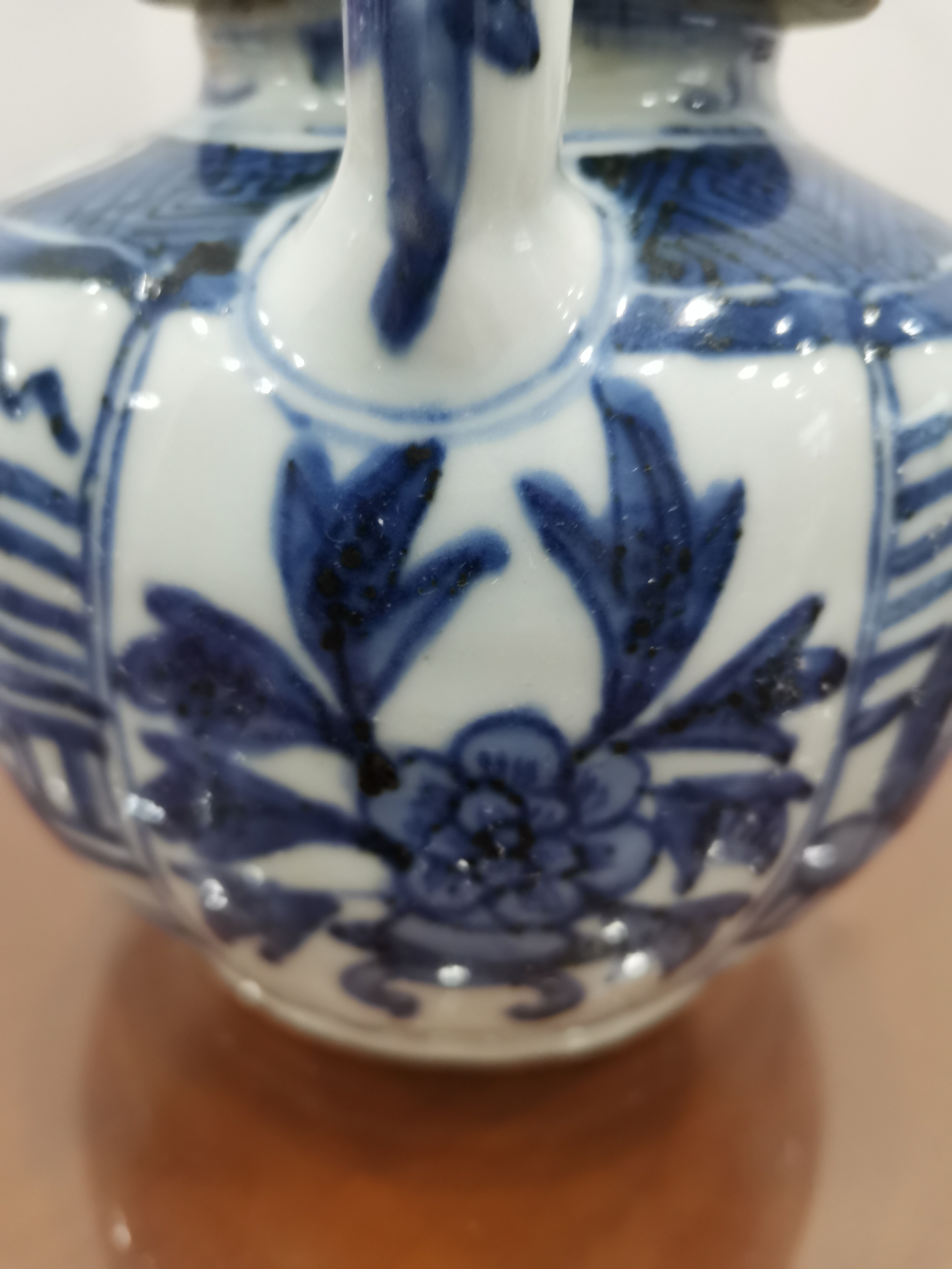 晚明 青花花卉人物提梁壶 高19.5公分 最大直径16公分 待售