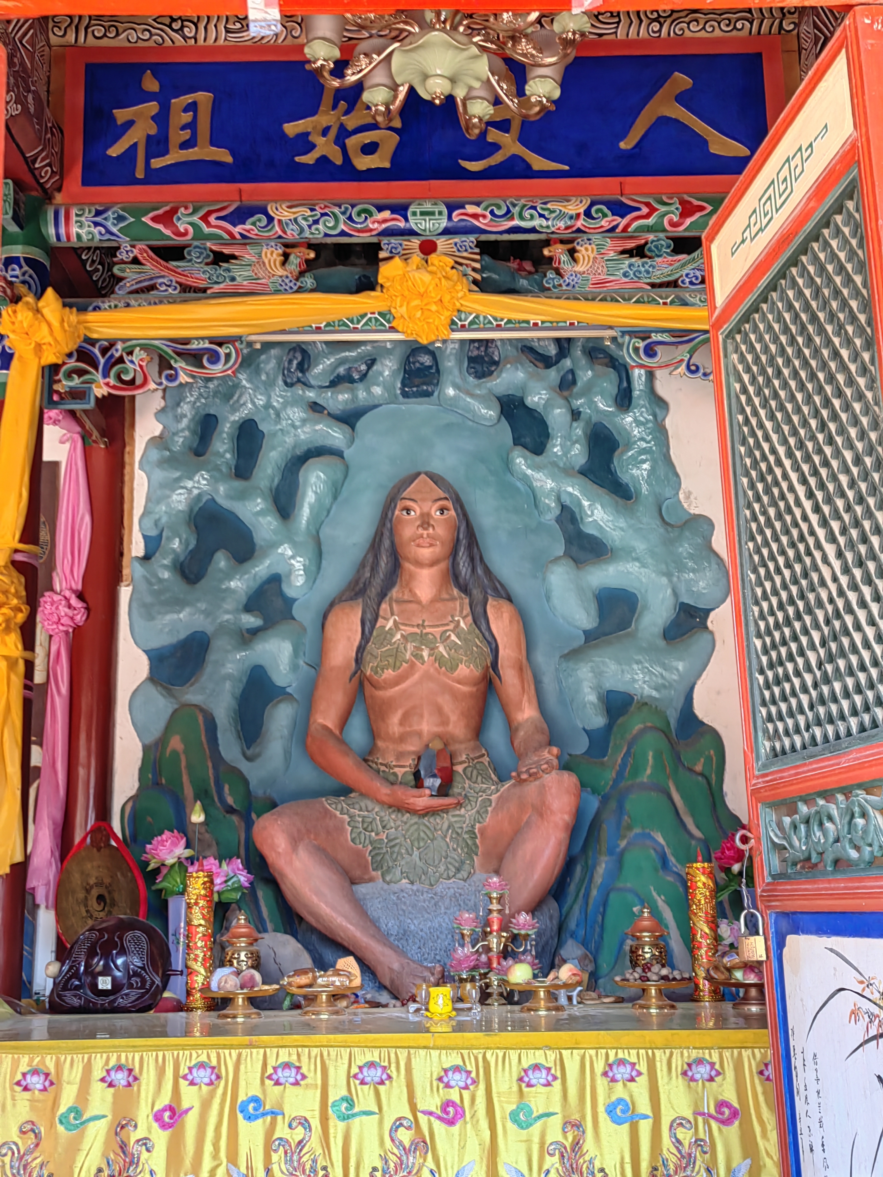 结果呢,女娲祠在秦安县,还有二个小时车程.