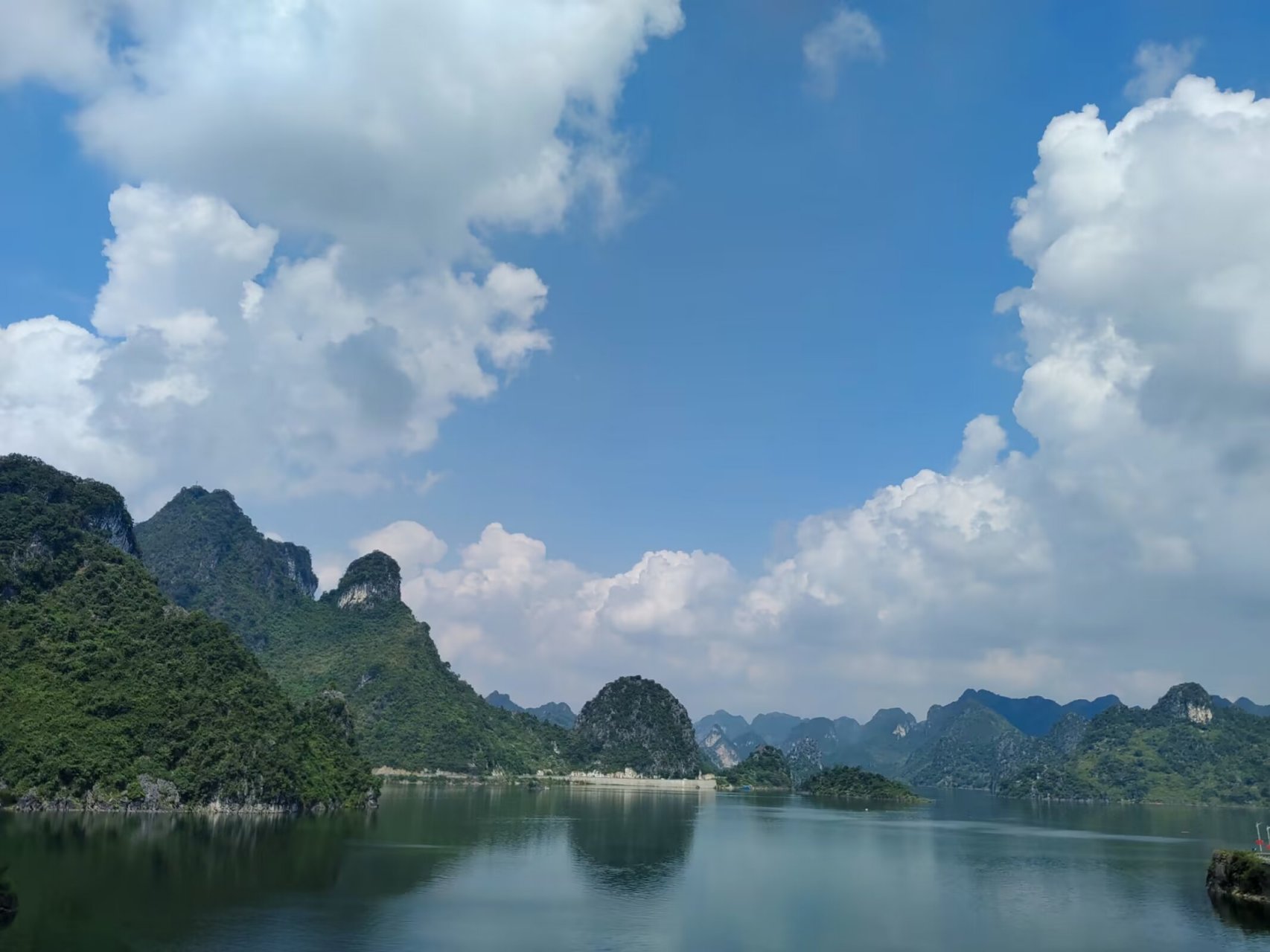 大自然的调色盘96  91初见这片湖泊,仿佛跌入了一个深蓝色的梦境