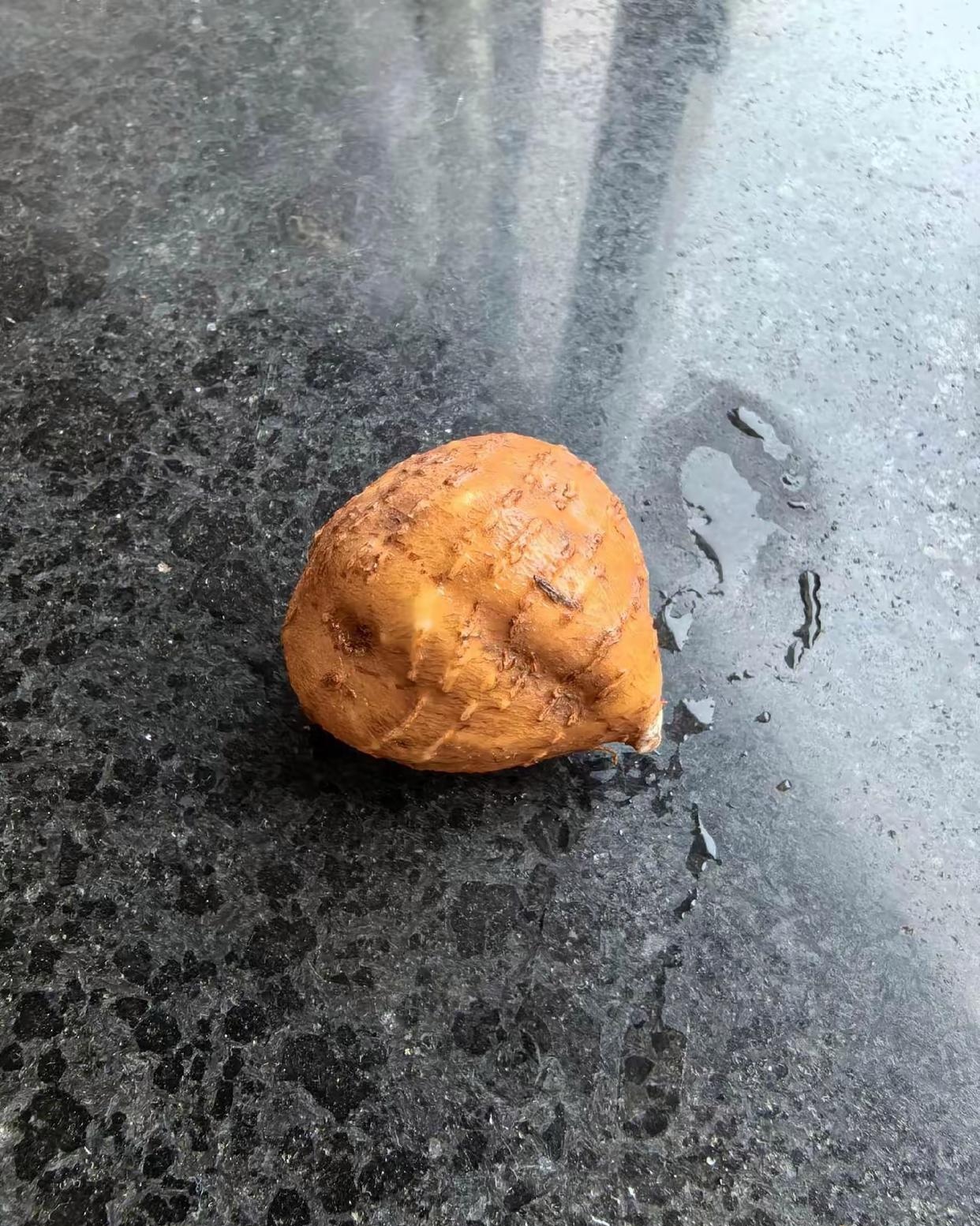 网友说,这个是江苏启东海门的特产,学名叫香芋,这个香芋炒不熟会食物