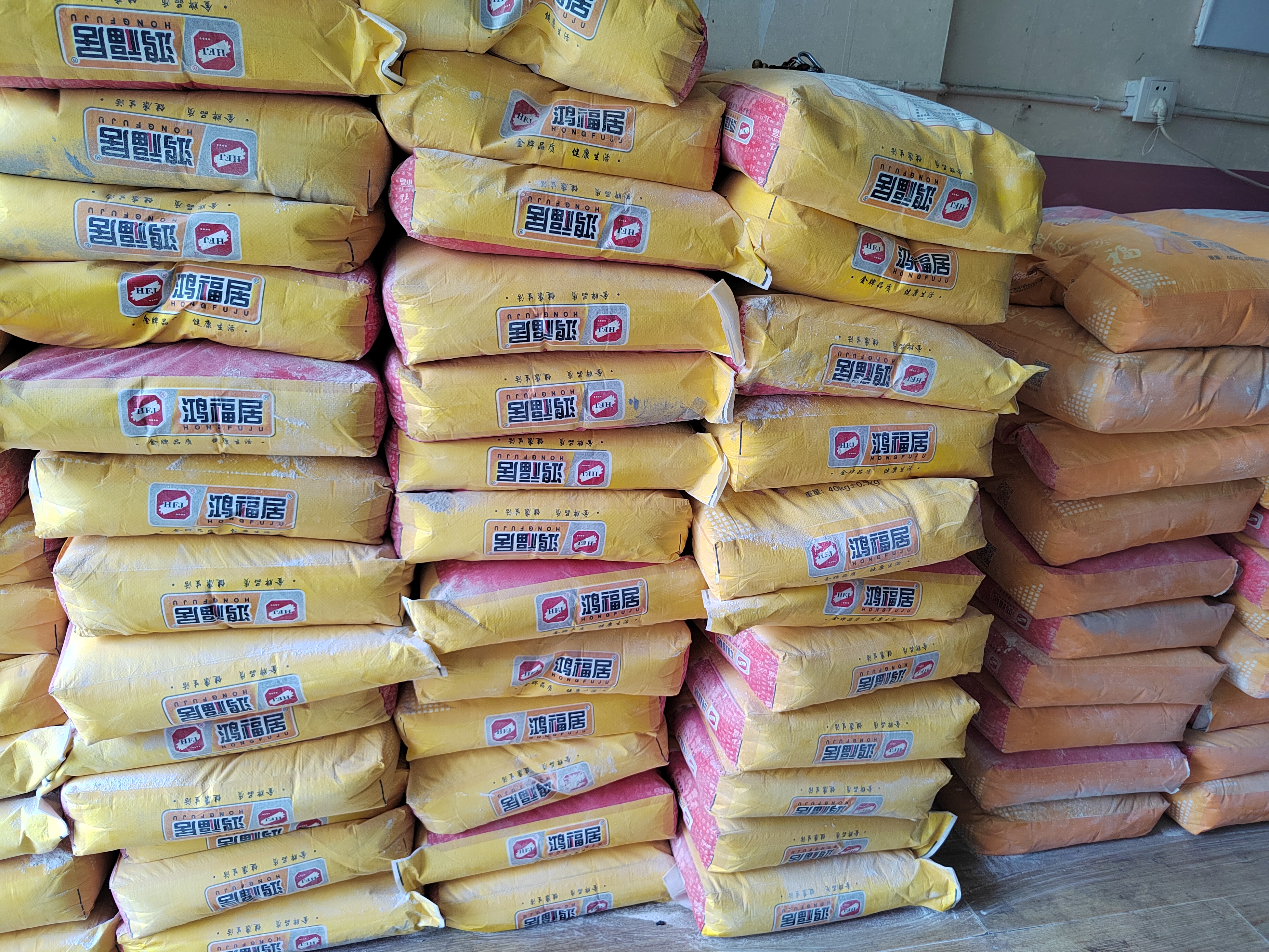 租赁:脚手架钢丝轮 专业搭架子拆架子等工程 零售:腻子粉石膏线等室内